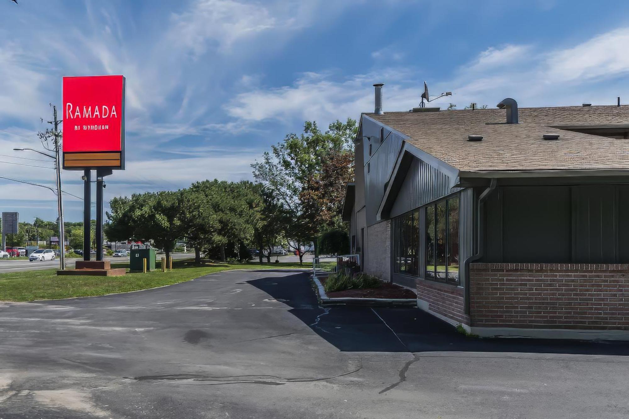 Ramada By Wyndham Kingston Motel Exterior foto
