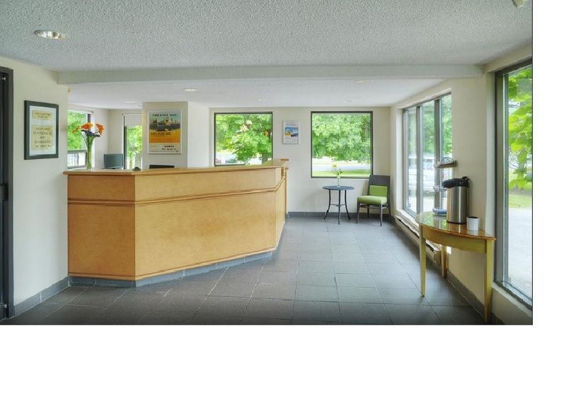 Ramada By Wyndham Kingston Motel Exterior foto