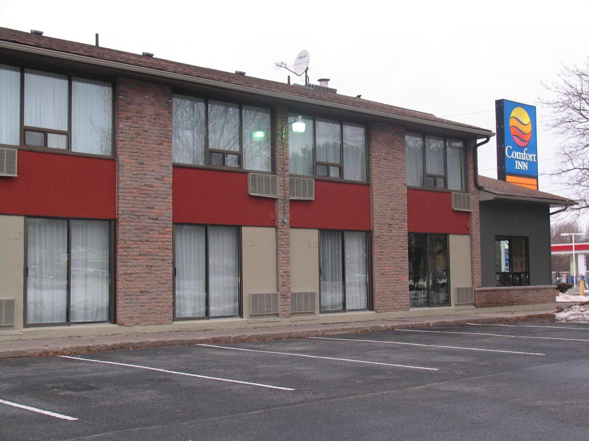 Ramada By Wyndham Kingston Motel Exterior foto