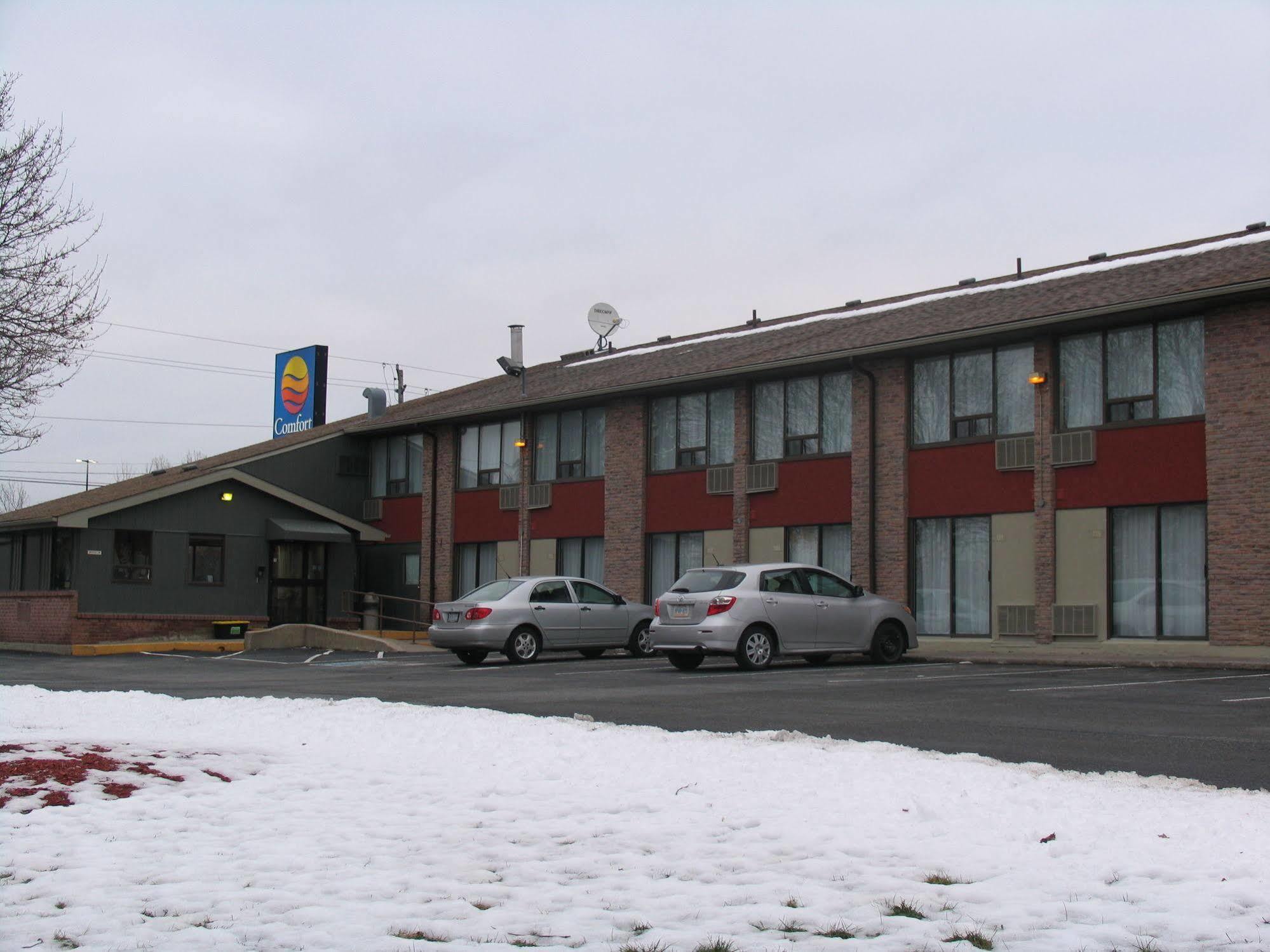 Ramada By Wyndham Kingston Motel Exterior foto
