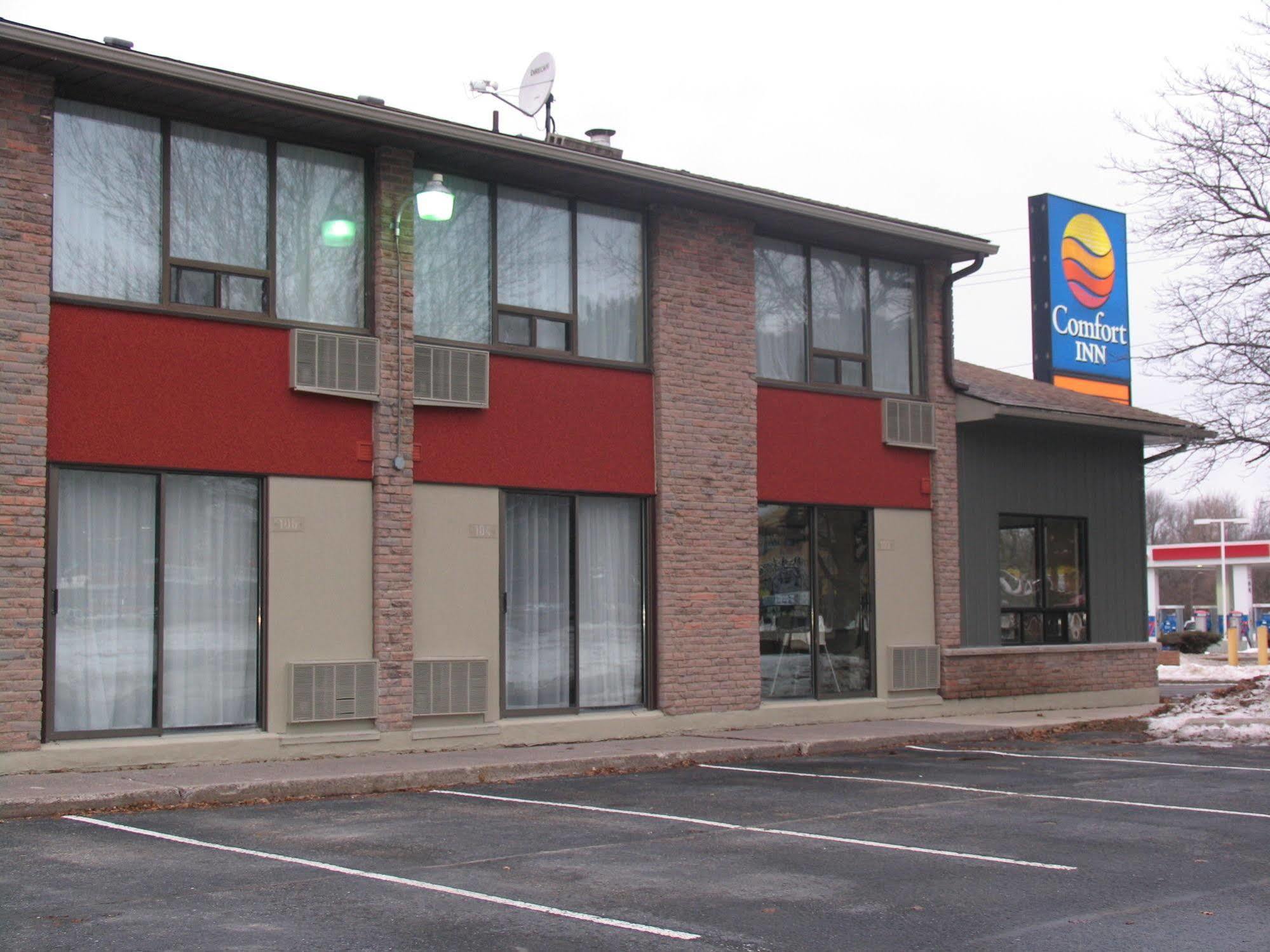 Ramada By Wyndham Kingston Motel Exterior foto