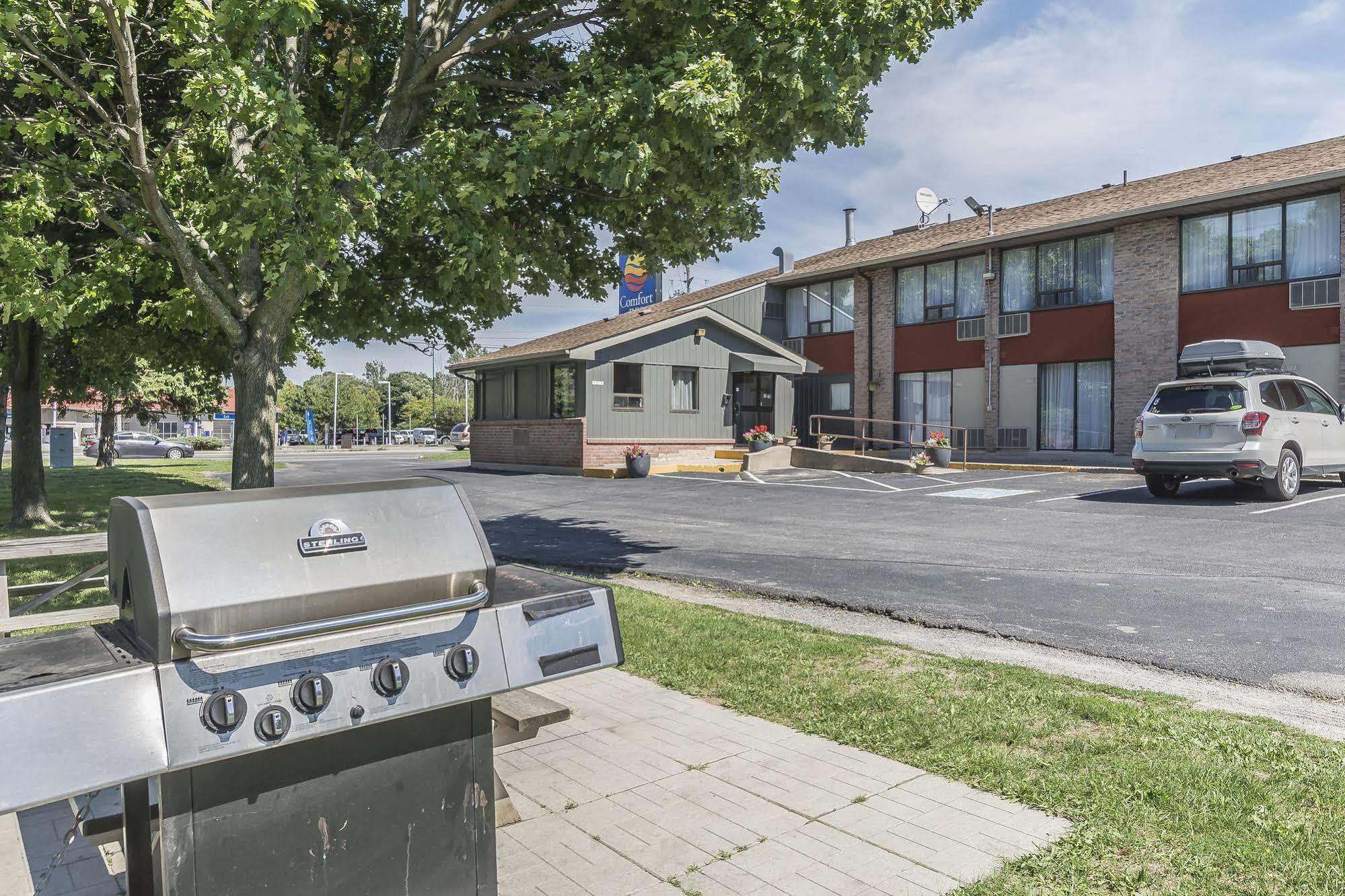 Ramada By Wyndham Kingston Motel Exterior foto